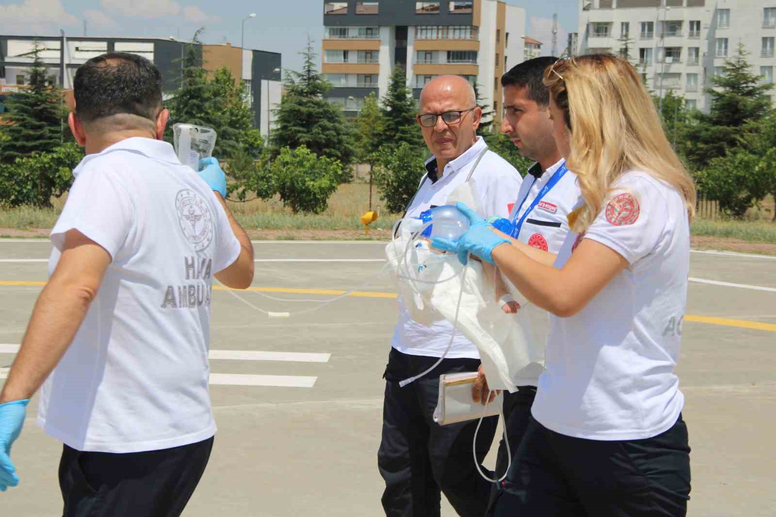 Helikopter ambulanslar Ferah bebeğin gözü için havalandı
