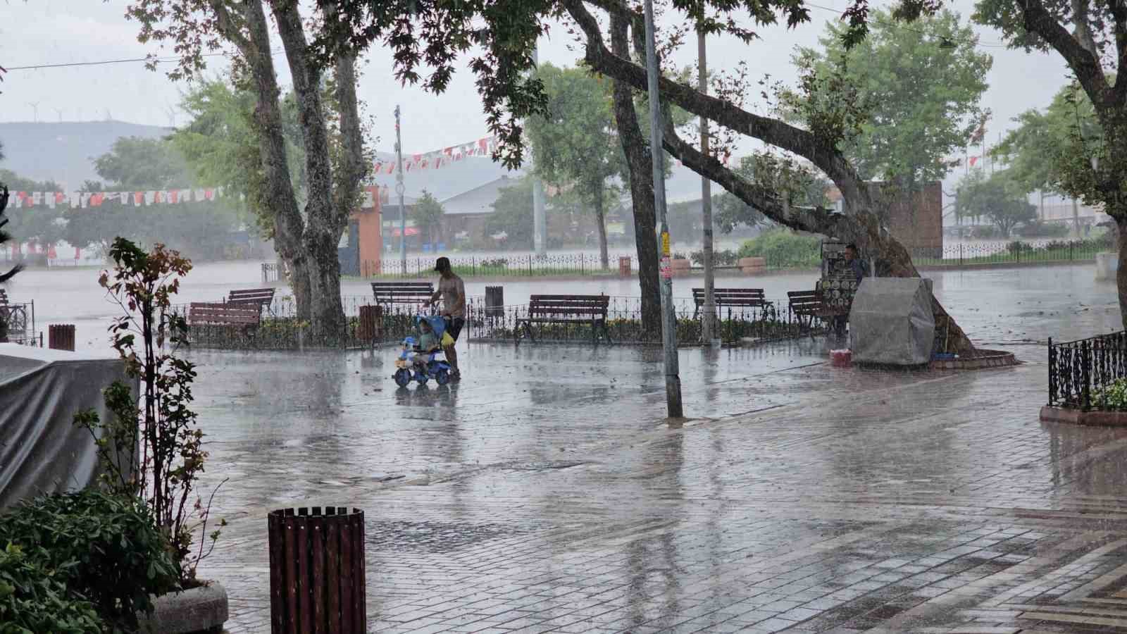 Bandırma’da sağanak yağış serinlik getirdi
