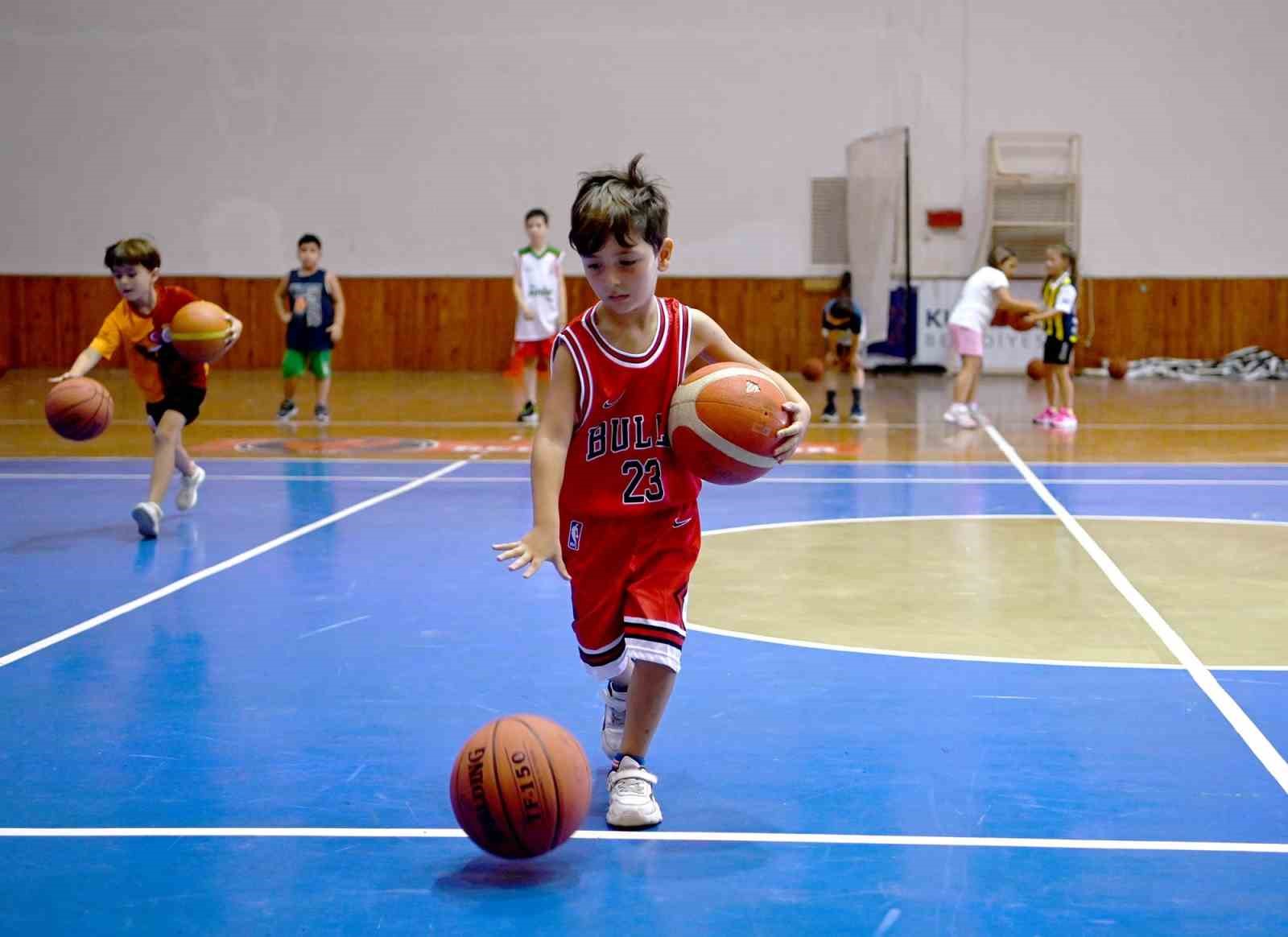 Kuşadası’nda çocuklar yaz spor okuluyla tatili keyifli geçiriyor
