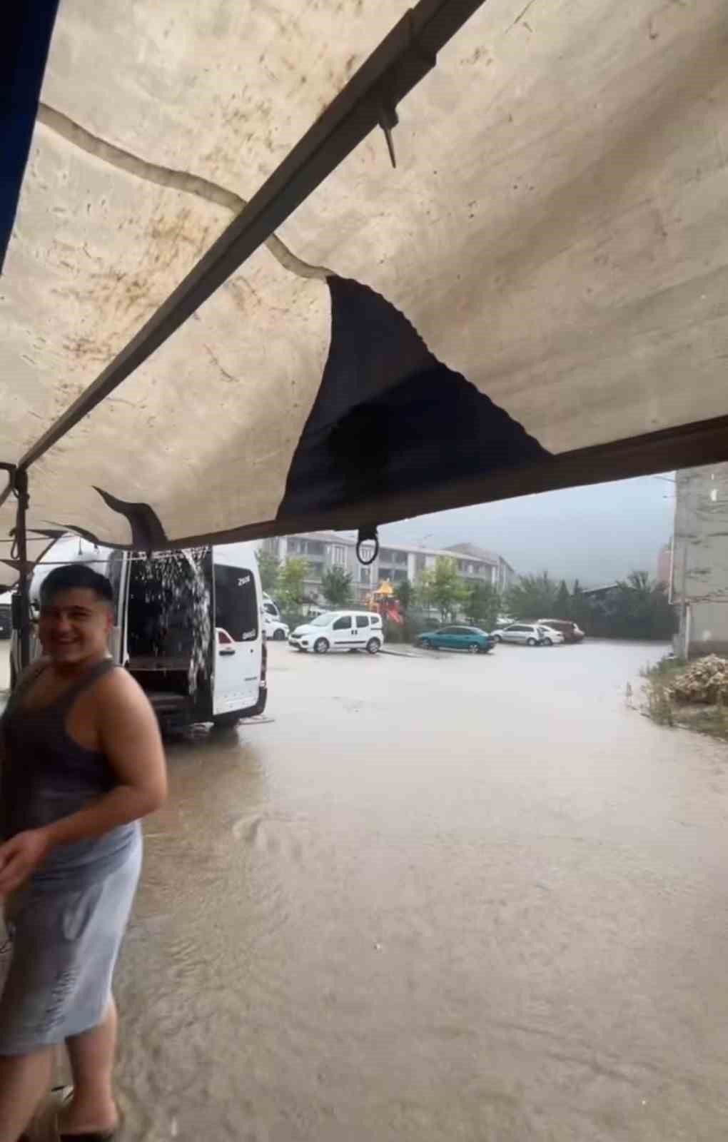 Gemlik sele teslim oldu, pazar göle döndü
