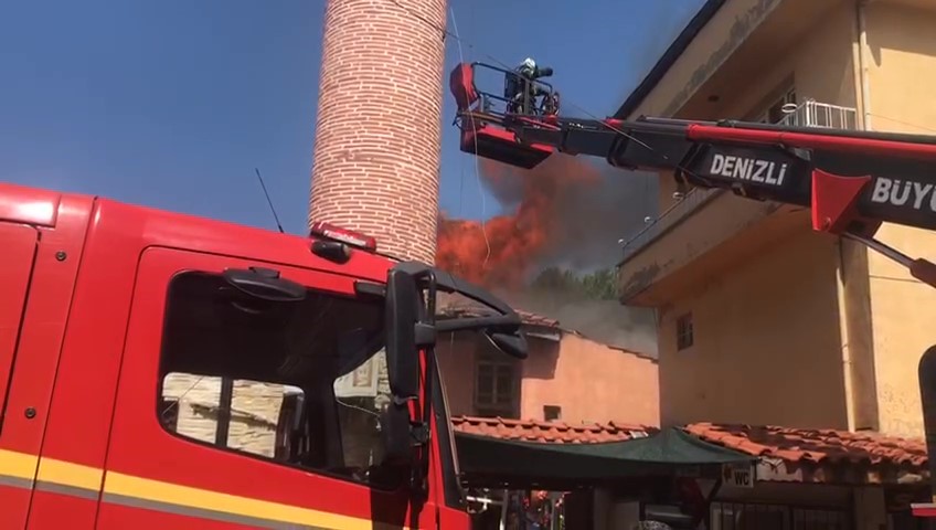 Tarihi konağın çatısı alevlere teslim oldu
