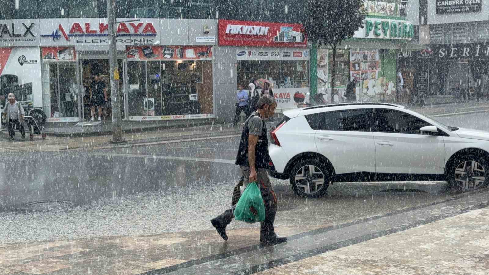 Sağanak aniden bastırınca saklanacak yer aradılar
