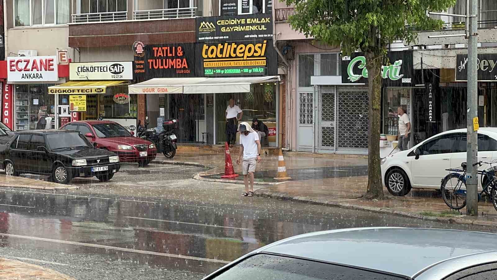 Sağanak aniden bastırınca saklanacak yer aradılar
