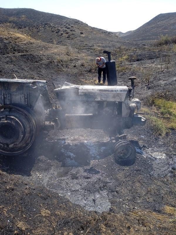 Diyarbakır’da anız yangınına müdahalede traktör yandı
