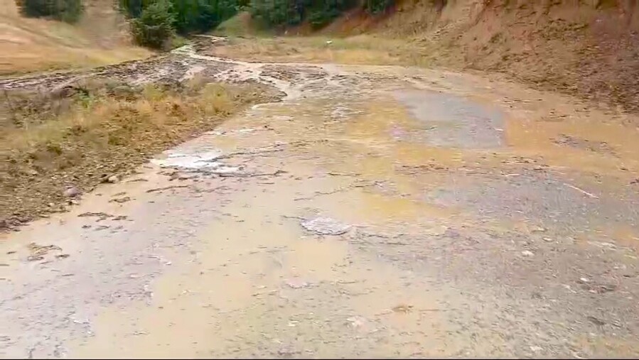 Osmancık’ta sel suları köy yollarına zarar verdi
