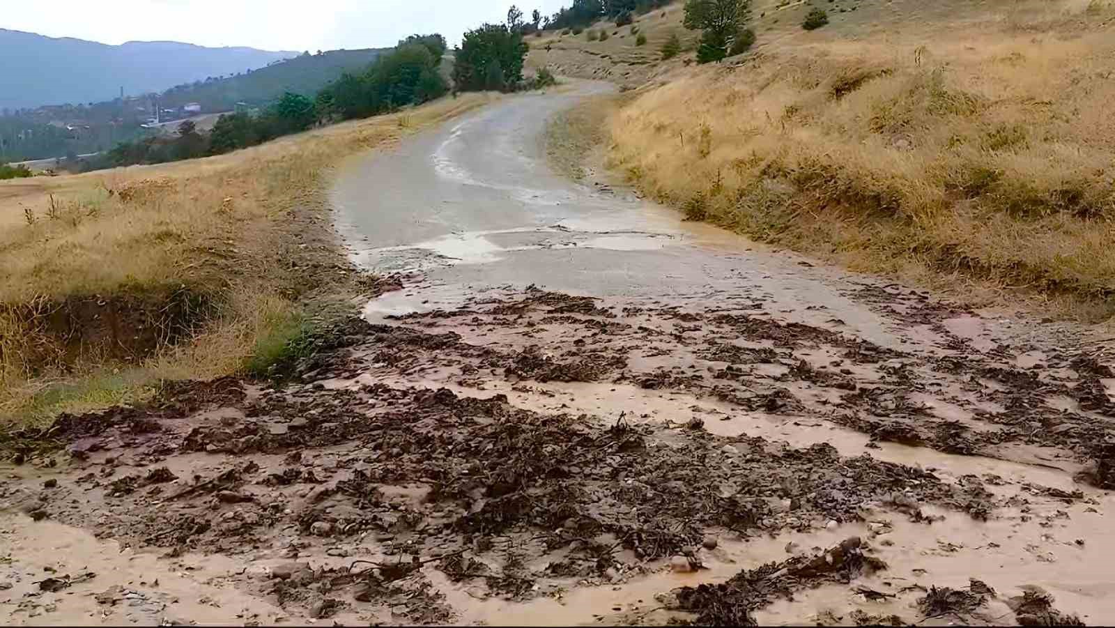 Osmancık’ta sel suları köy yollarına zarar verdi
