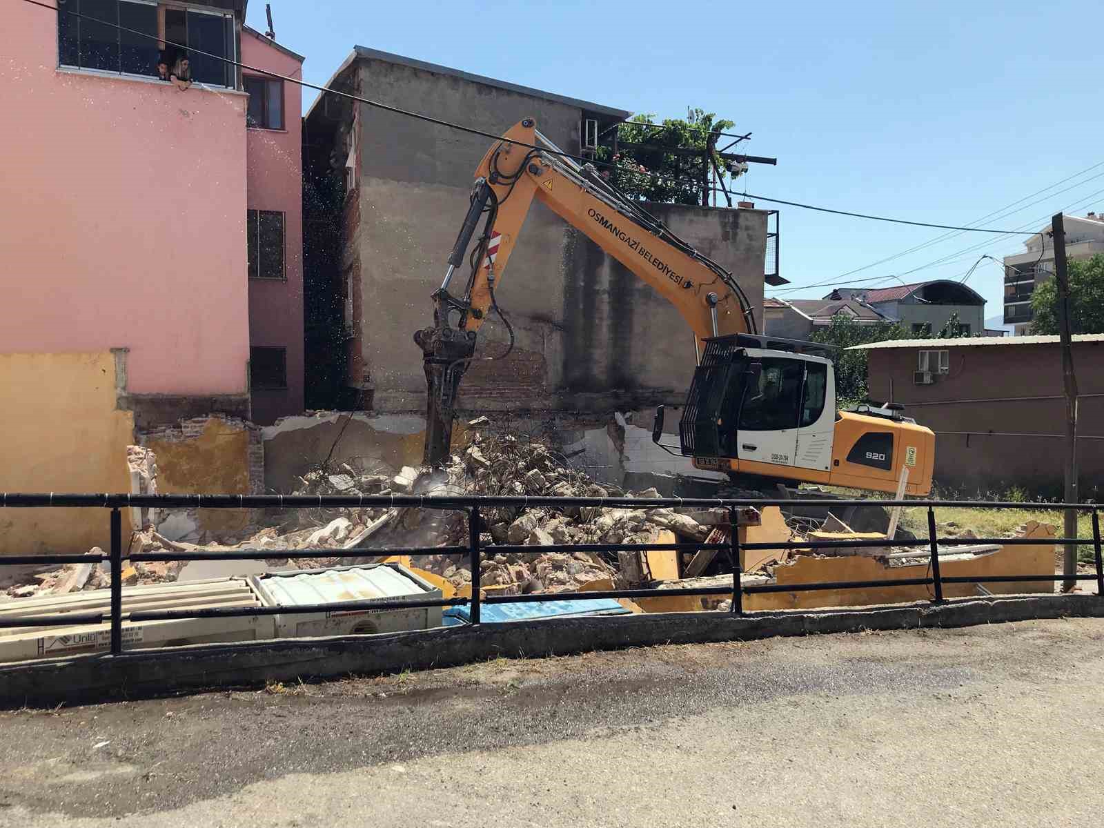 Kamu arazisine inşa edilen gecekondu yıkıldı
