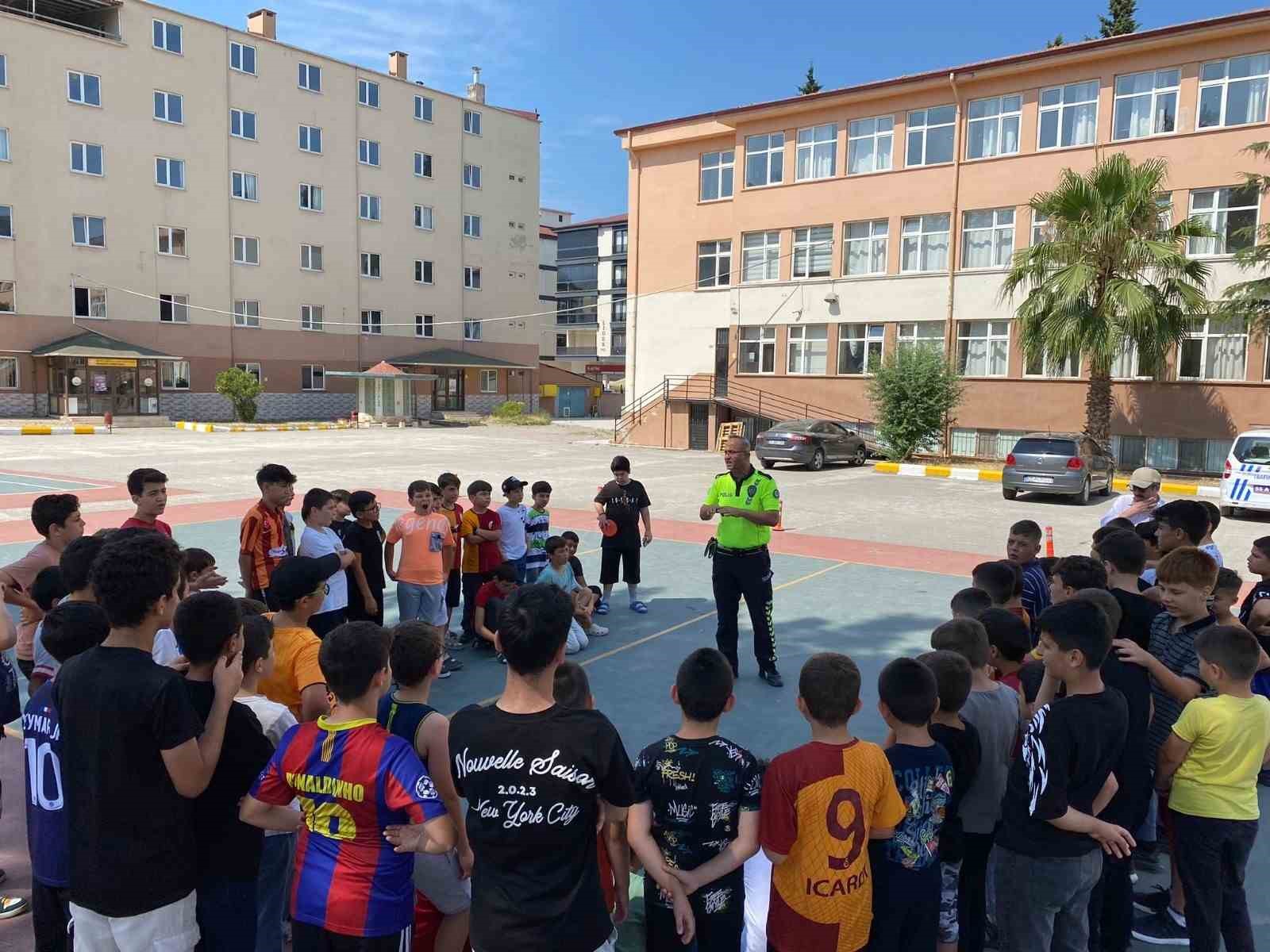 Yaz Kur’an Kursu öğrencilerine trafik eğitimi verildi
