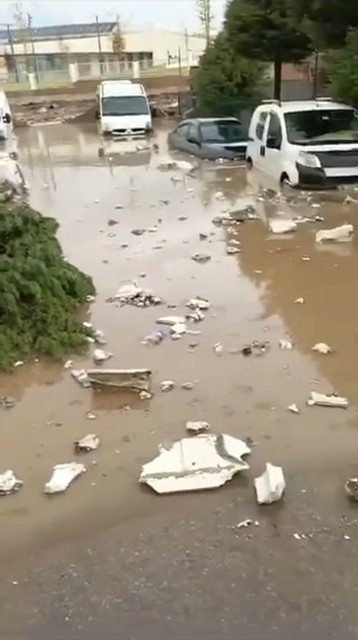 Çayırova’da yollar göle döndü, evleri su bastı
