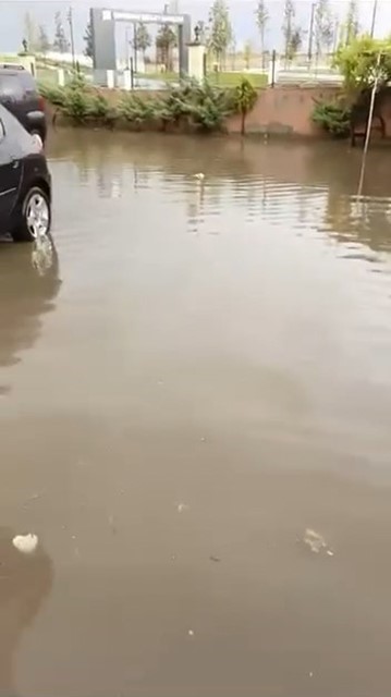 Çayırova’da yollar göle döndü, evleri su bastı
