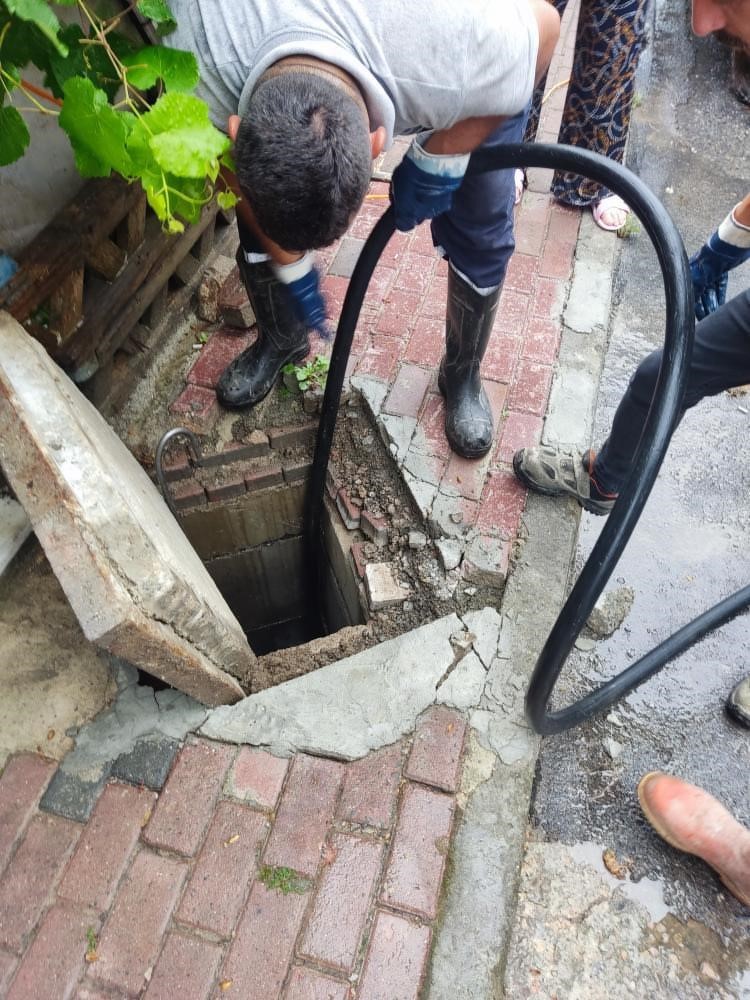 Çayırova’da yollar göle döndü, evleri su bastı
