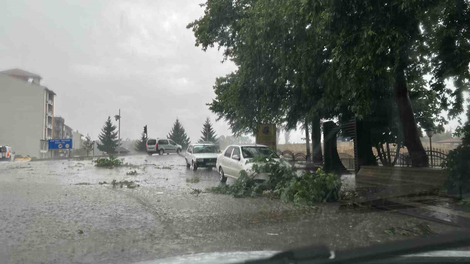 Kastamonu’da kuvvetli sağanak hayatı olumsuz etkiledi
