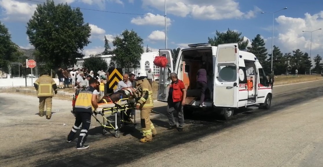 Isparta’da otomobil ile akülü bisiklet çarpıştı: 3 yaralı
