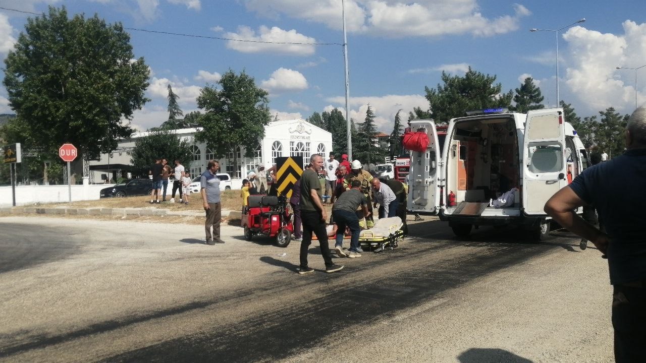 Isparta’da otomobil ile akülü bisiklet çarpıştı: 3 yaralı
