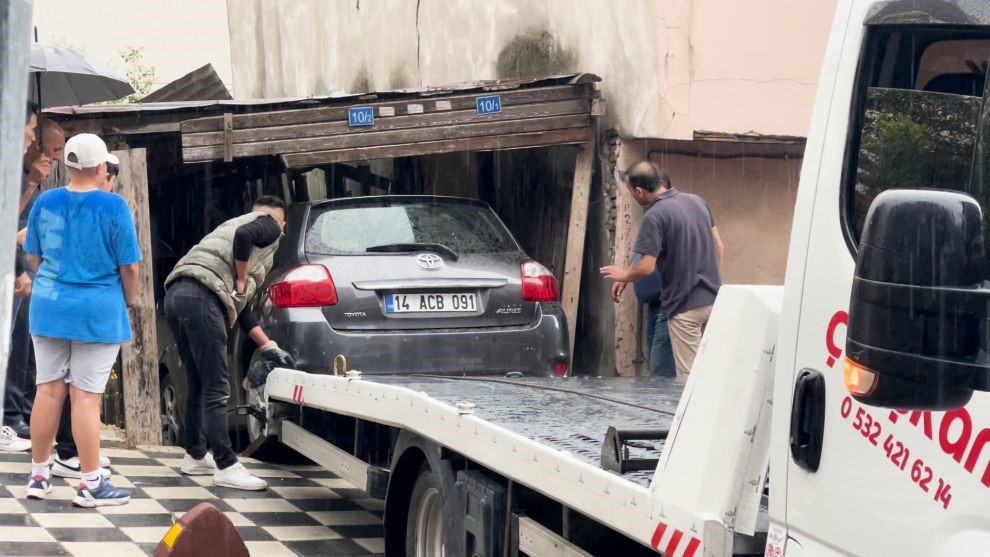 Gaz pedalı takılı kaldı, garajın kapısını kırarak otomobile çarptı: 1 yaralı
