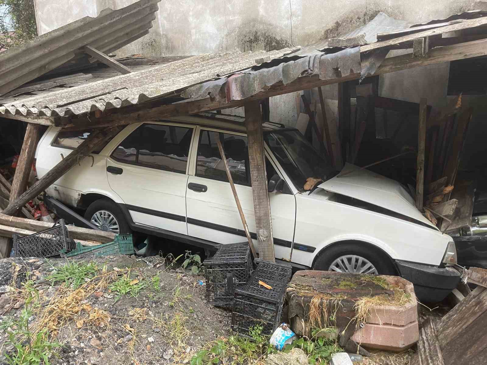 Gaz pedalı takılı kaldı, garajın kapısını kırarak otomobile çarptı: 1 yaralı
