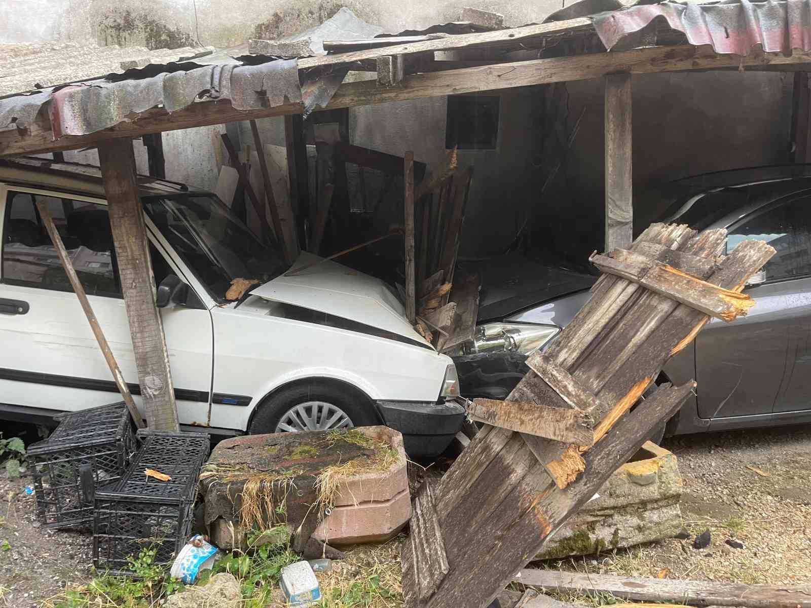 Gaz pedalı takılı kaldı, garajın kapısını kırarak otomobile çarptı: 1 yaralı
