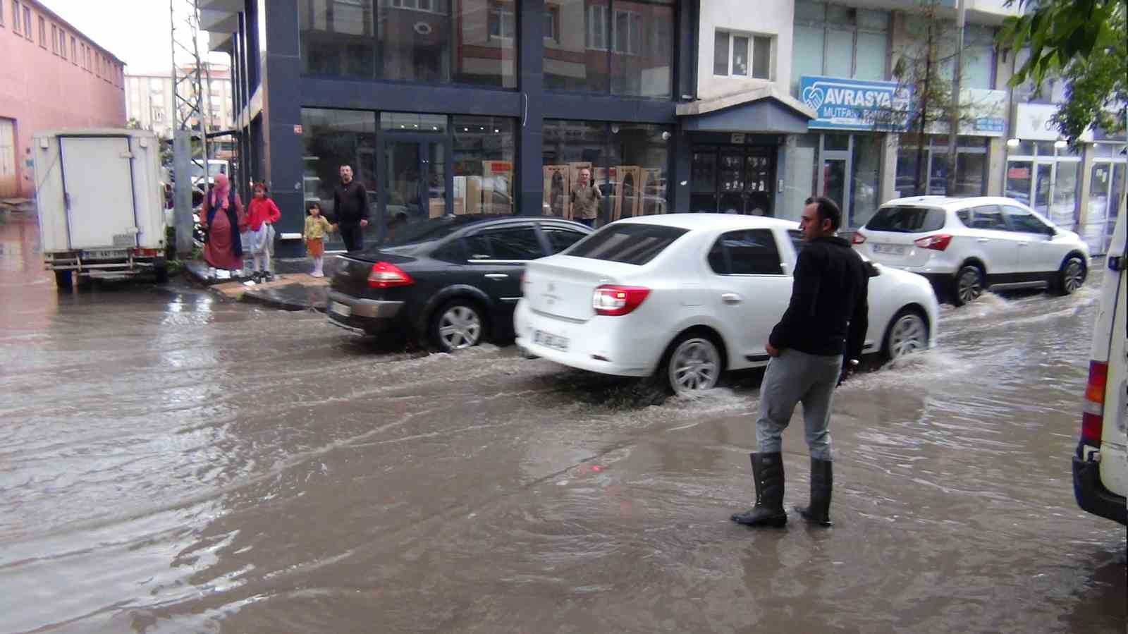 Kars’ta caddeler göle döndü
