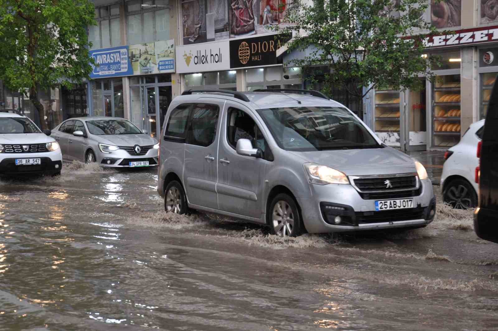 Kars’ta caddeler göle döndü
