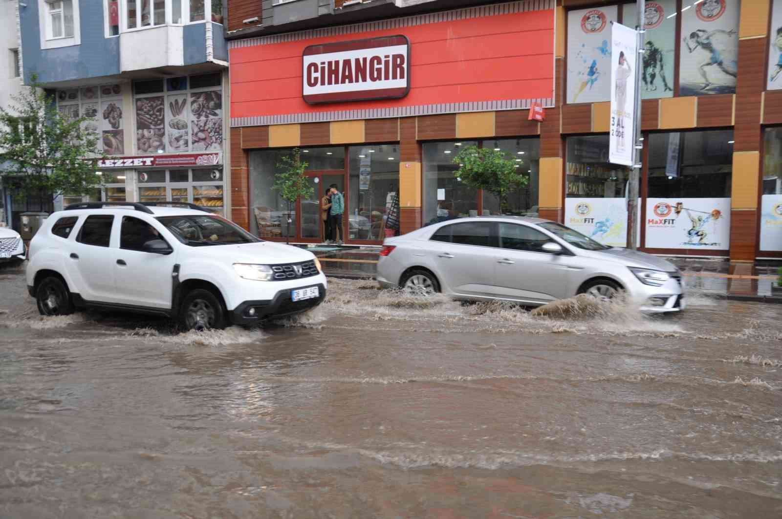 Kars’ta caddeler göle döndü
