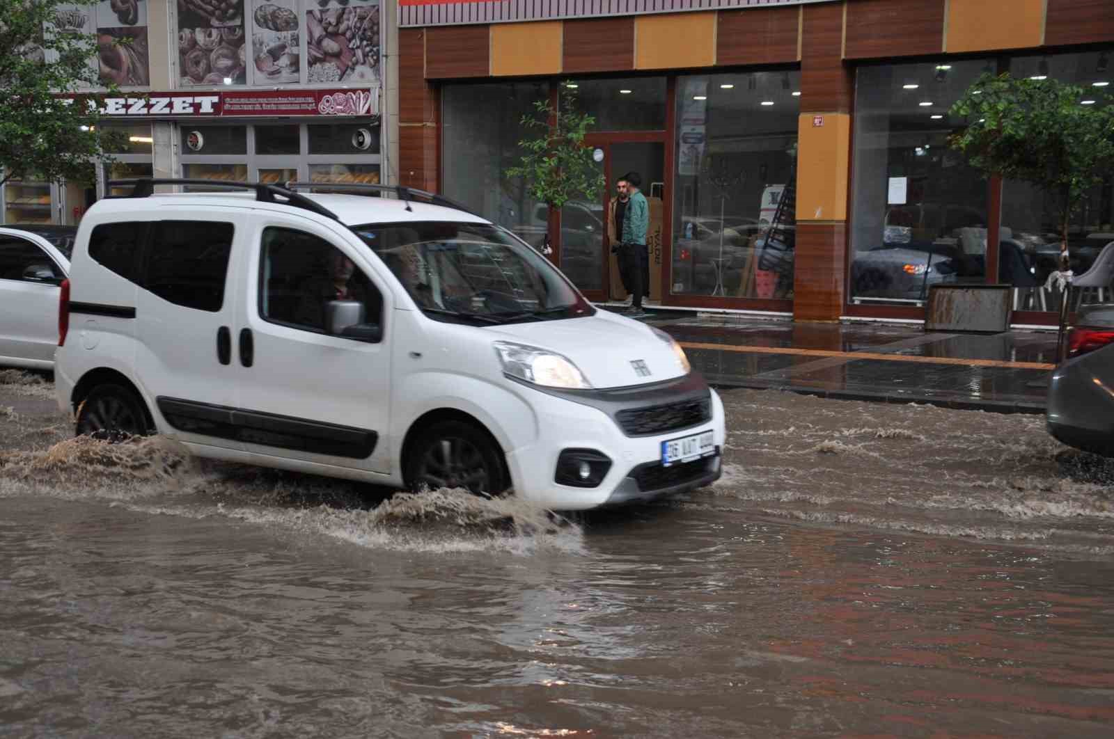 Kars’ta caddeler göle döndü
