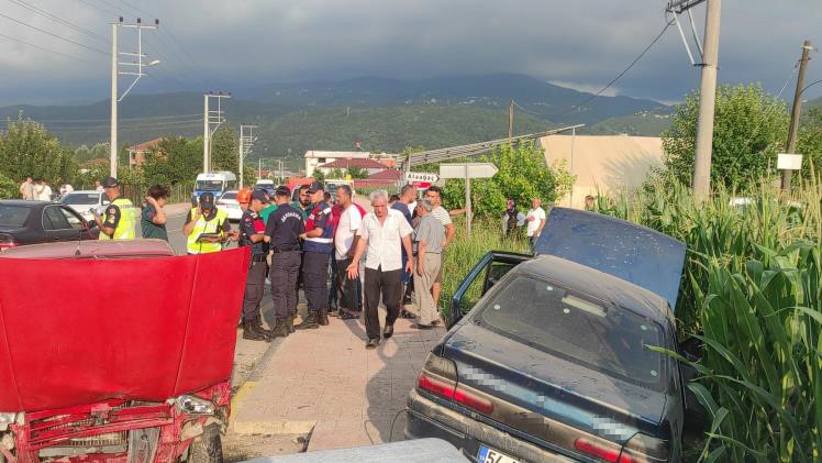 Sakarya’da iki otomobil çarpıştı: 1’i ağır 3 yaralı
