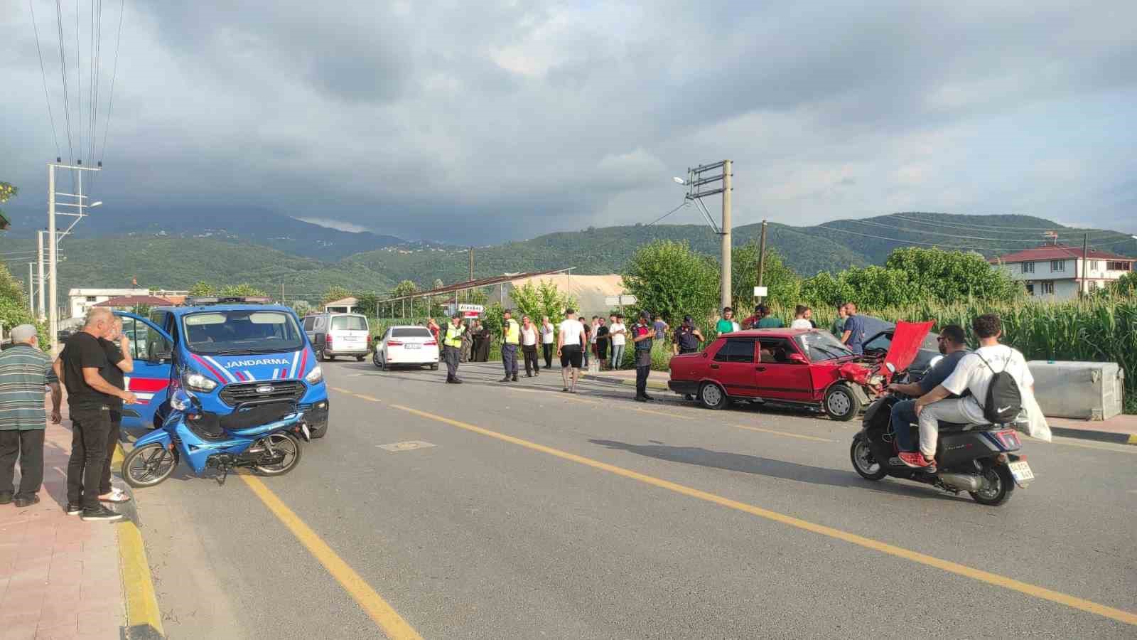 Sakarya’da iki otomobil çarpıştı: 1’i ağır 3 yaralı
