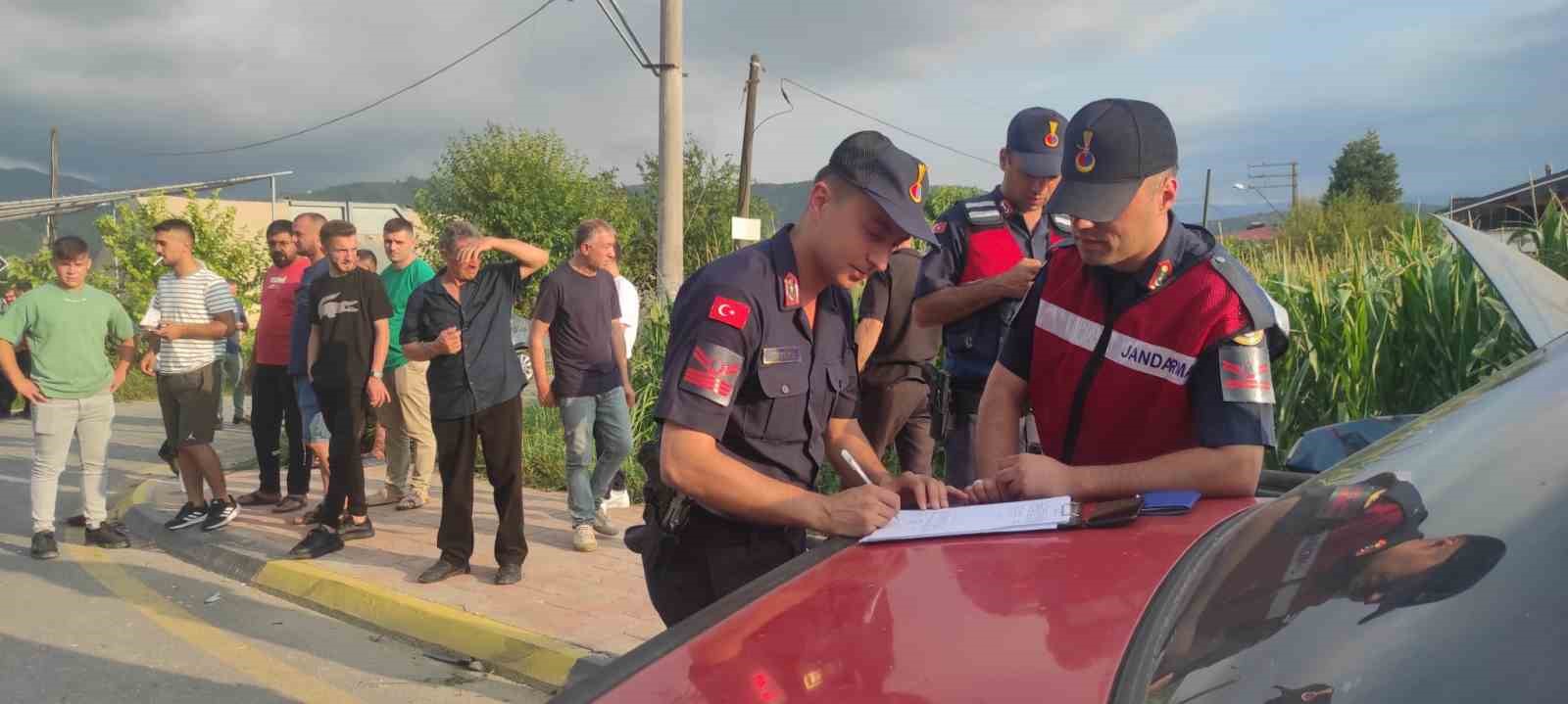 Sakarya’da iki otomobil çarpıştı: 1’i ağır 3 yaralı
