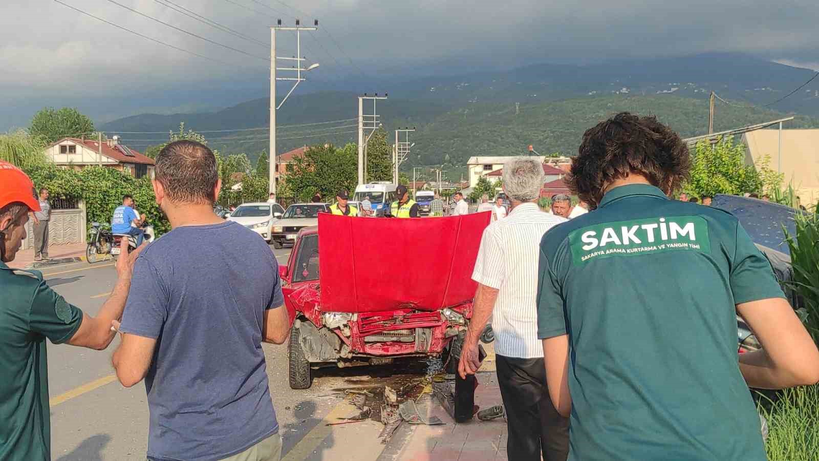 Sakarya’da iki otomobil çarpıştı: 1’i ağır 3 yaralı
