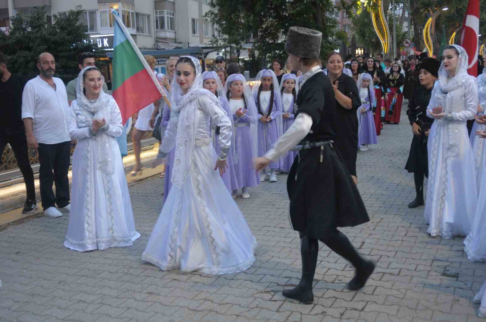 20. Yalova Uluslararası Kafkas Dans ve Müzik Festivali kortej yürüyüşüyle başladı
