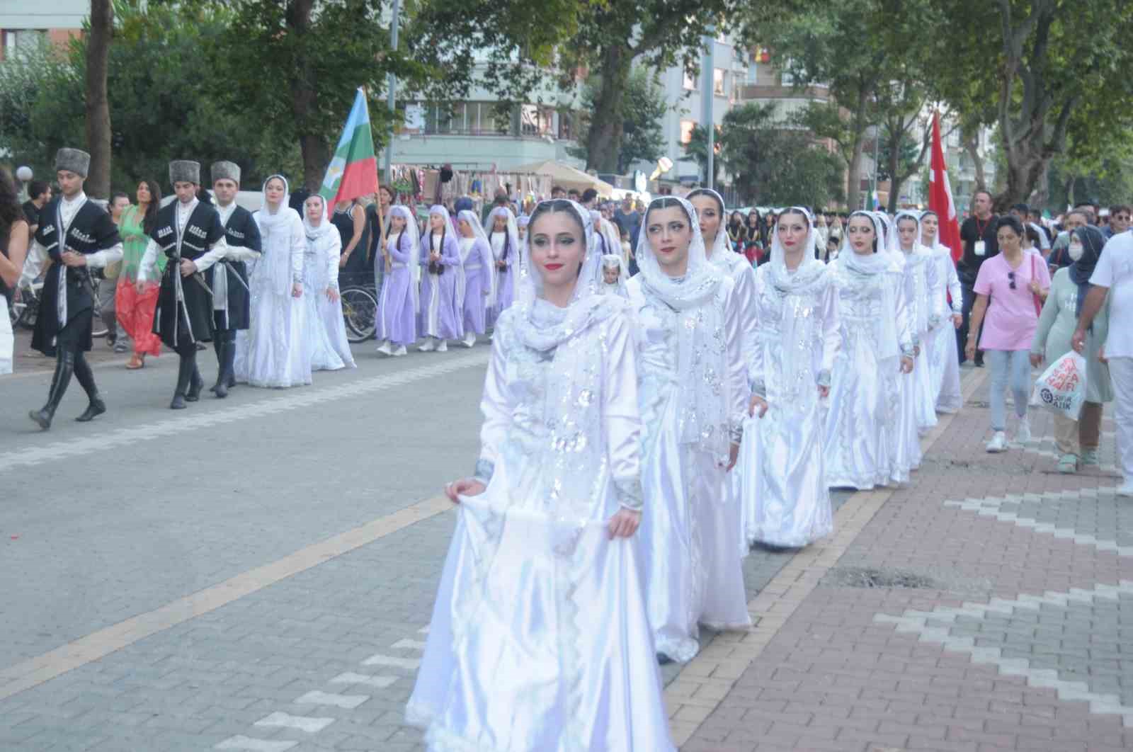 20. Yalova Uluslararası Kafkas Dans ve Müzik Festivali kortej yürüyüşüyle başladı
