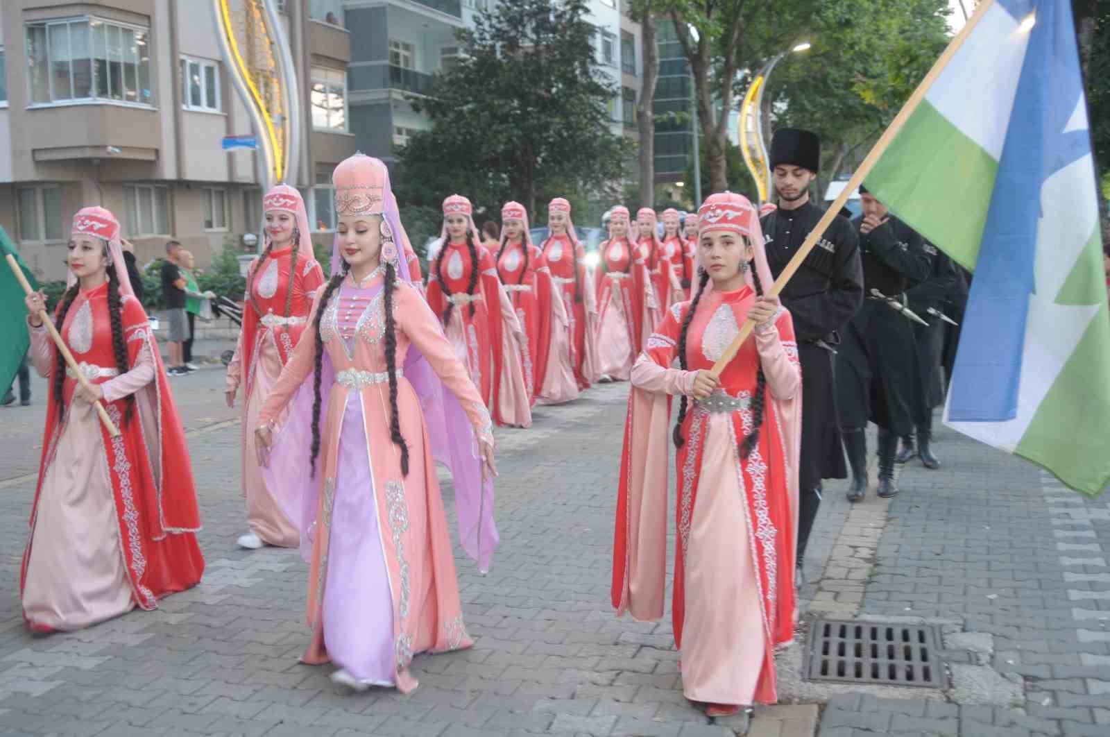 20. Yalova Uluslararası Kafkas Dans ve Müzik Festivali kortej yürüyüşüyle başladı
