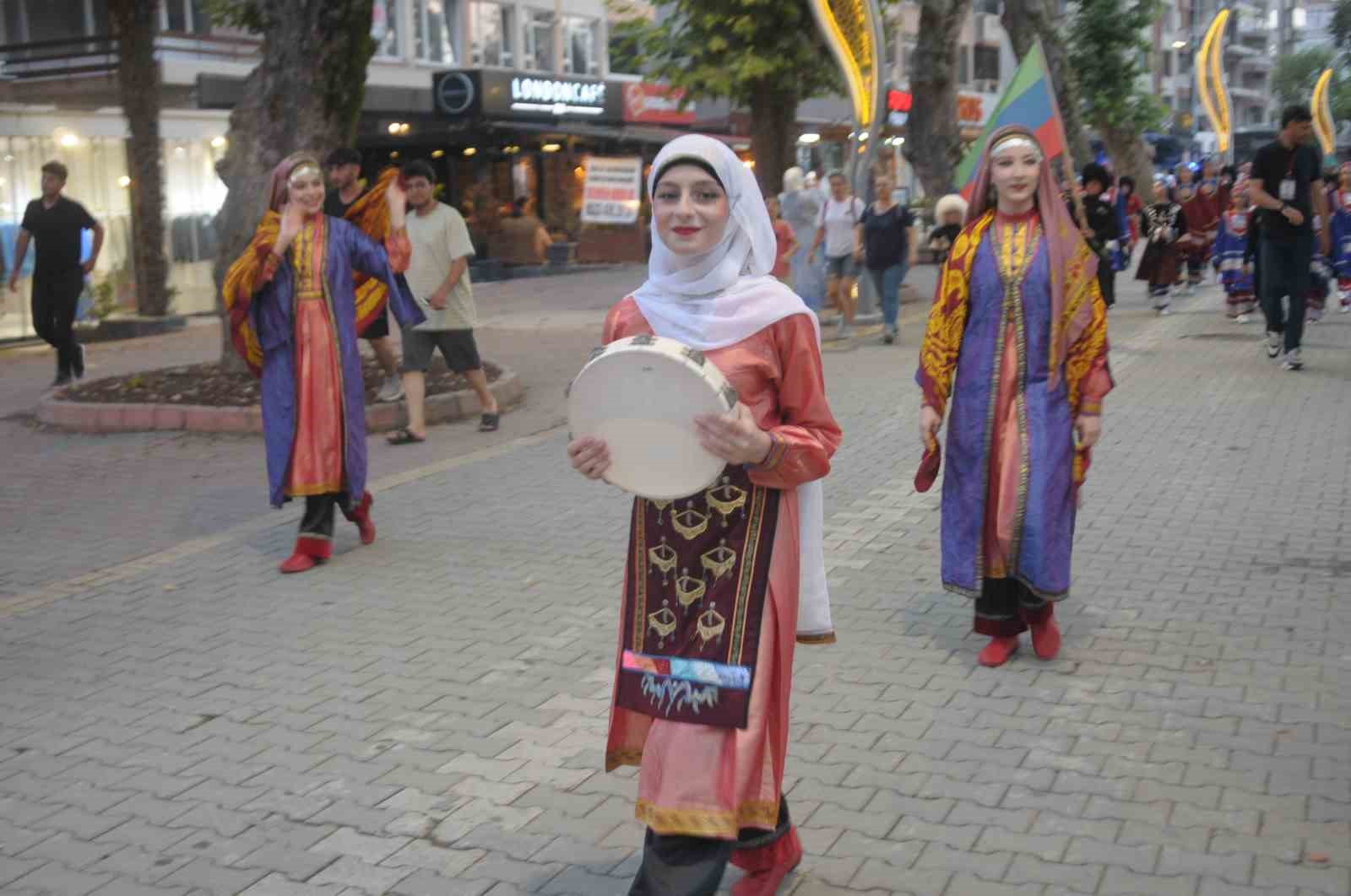 20. Yalova Uluslararası Kafkas Dans ve Müzik Festivali kortej yürüyüşüyle başladı
