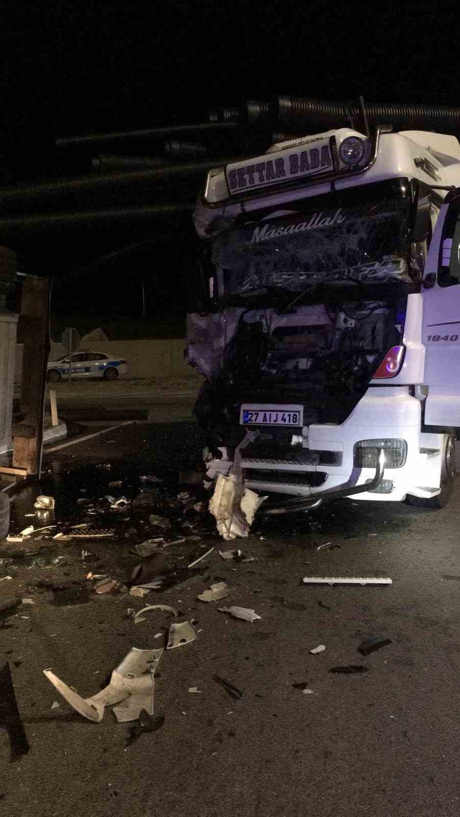 Amasya’da tırlar çapıştı
