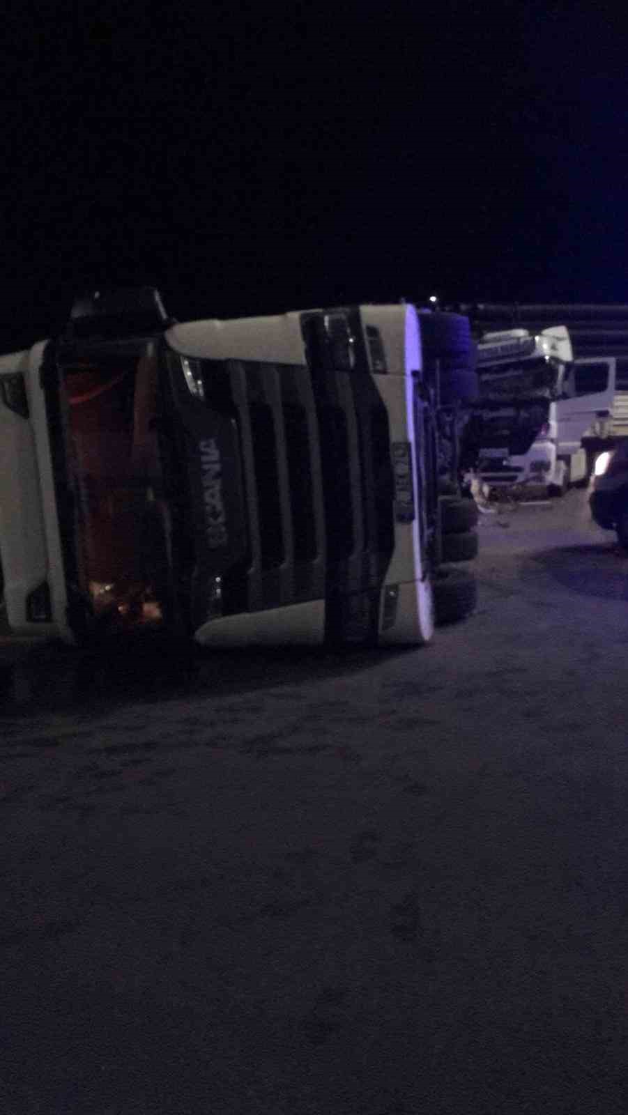 Amasya’da tırlar çapıştı
