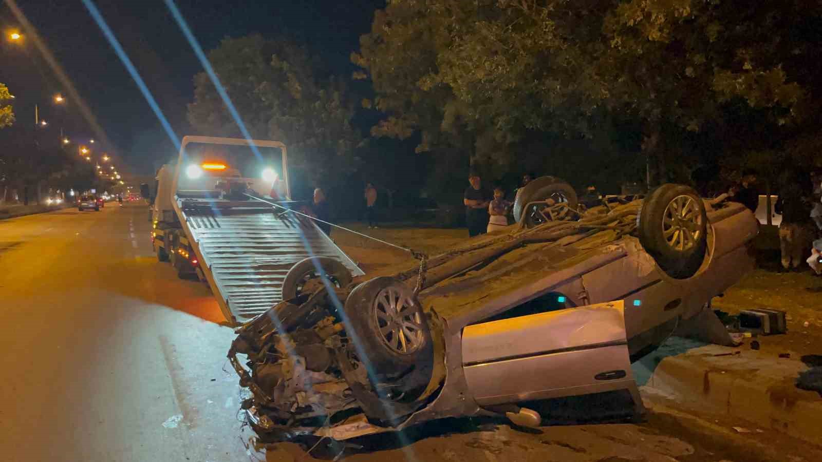 Yarışan otomobiller kaza yaptı: 2 yaralı
