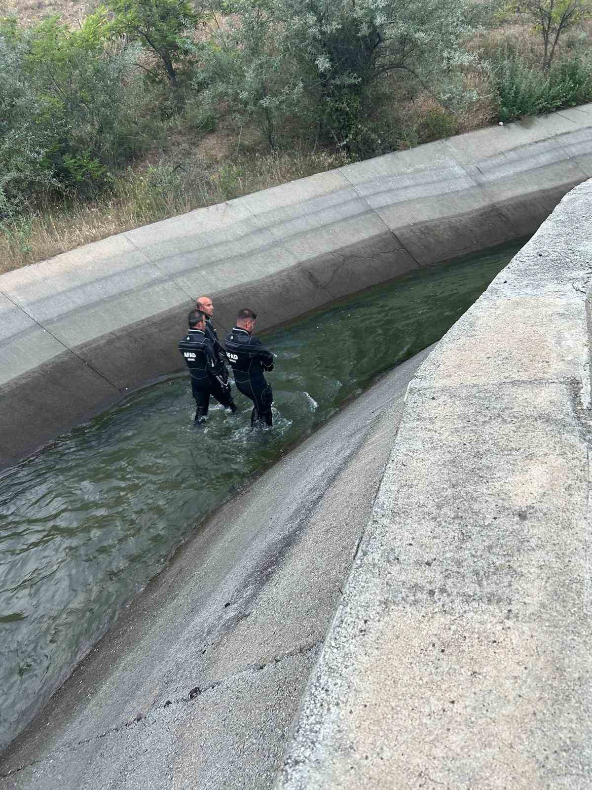 Sulama kanalına düşen yaşlı adamı arama çalışmaları sürüyor
