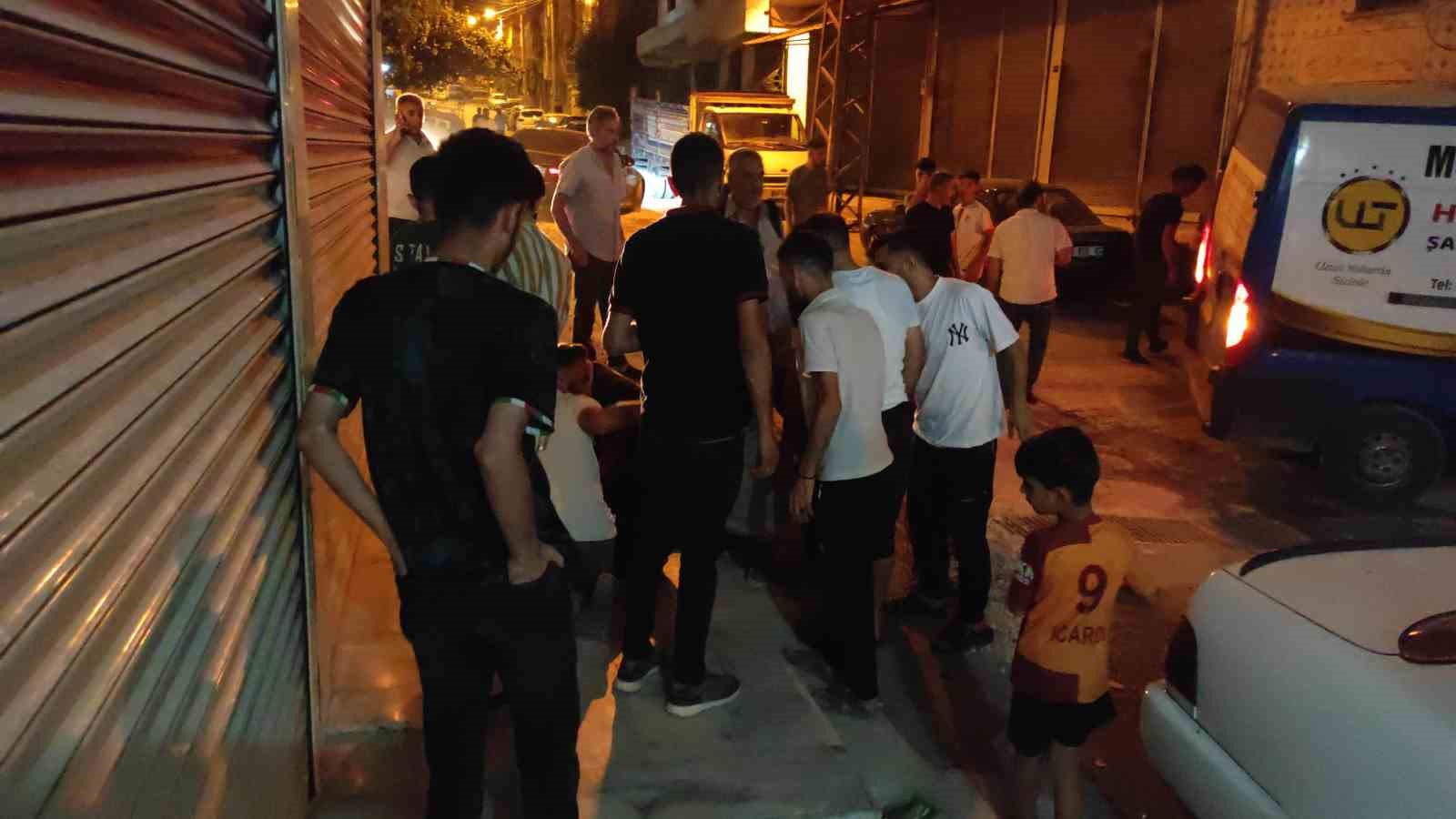 Şanlıurfa’da freni boşalan araç iş yeri önündeki kaldırıma çarptı: 2 yaralı
