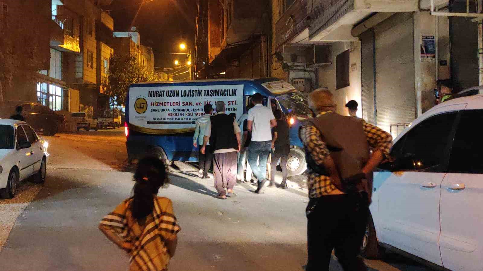 Şanlıurfa’da freni boşalan araç iş yeri önündeki kaldırıma çarptı: 2 yaralı
