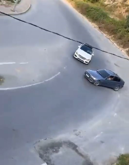 Arnavutköy’de trafikte biri drift yaptı, diğeri inip video çekti
