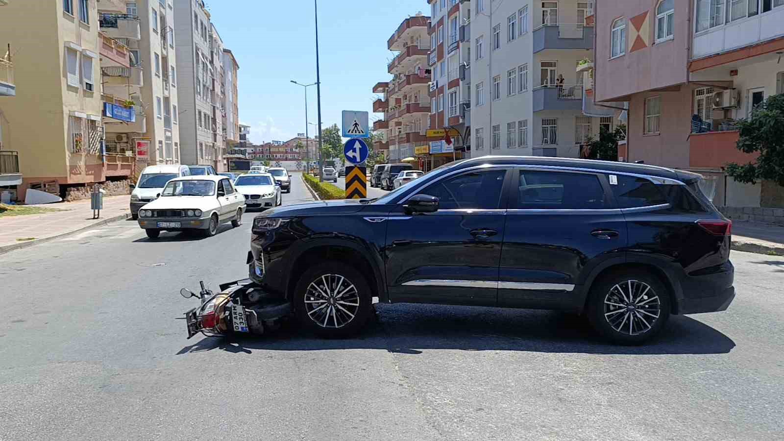 Lüks cipin çarptığı motosikletli ölümden döndü
