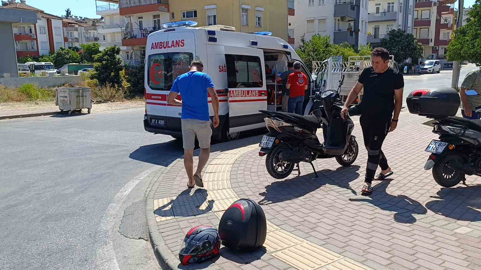 Kamyonun altında kalmaktan kıl payı kurtuldular: 3 yaralı
