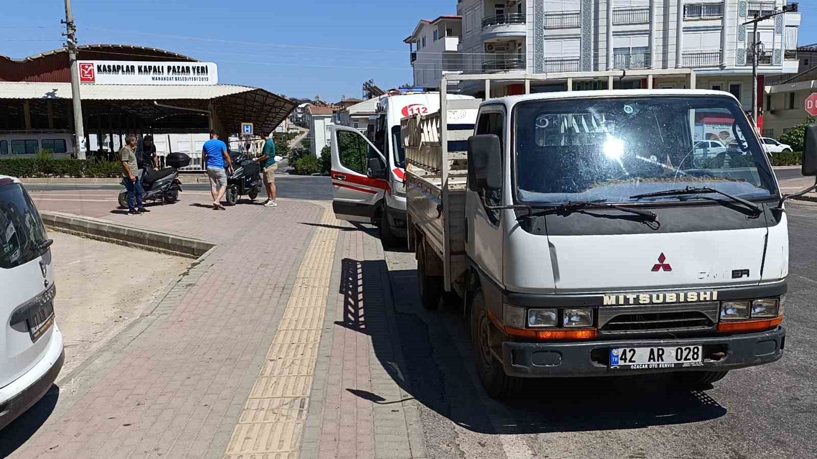 Kamyonun altında kalmaktan kıl payı kurtuldular: 3 yaralı
