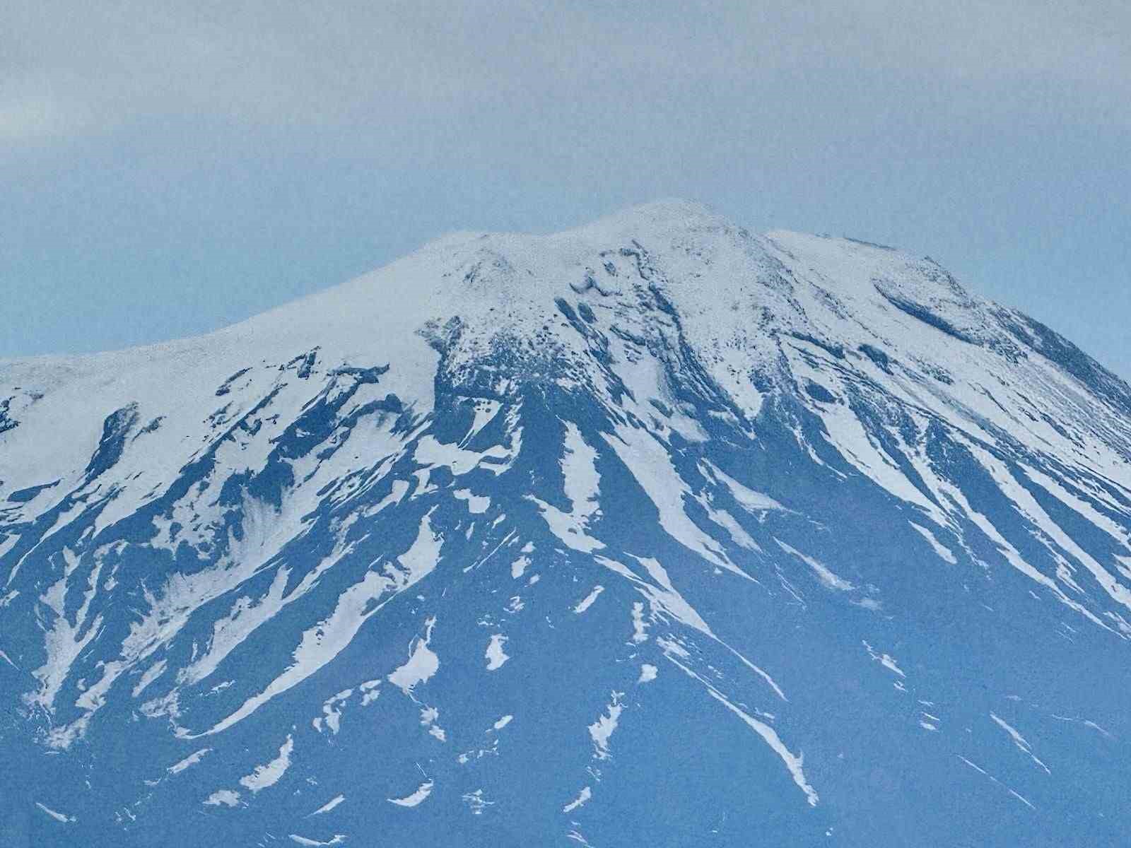 Ağrı Dağı’nın heybetli görüntüsü mest ediyor
