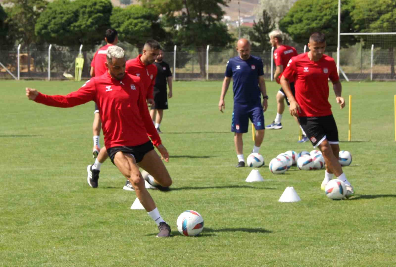 Bülent Uygun: “Menajerler futbolcuları ayartıyor”
