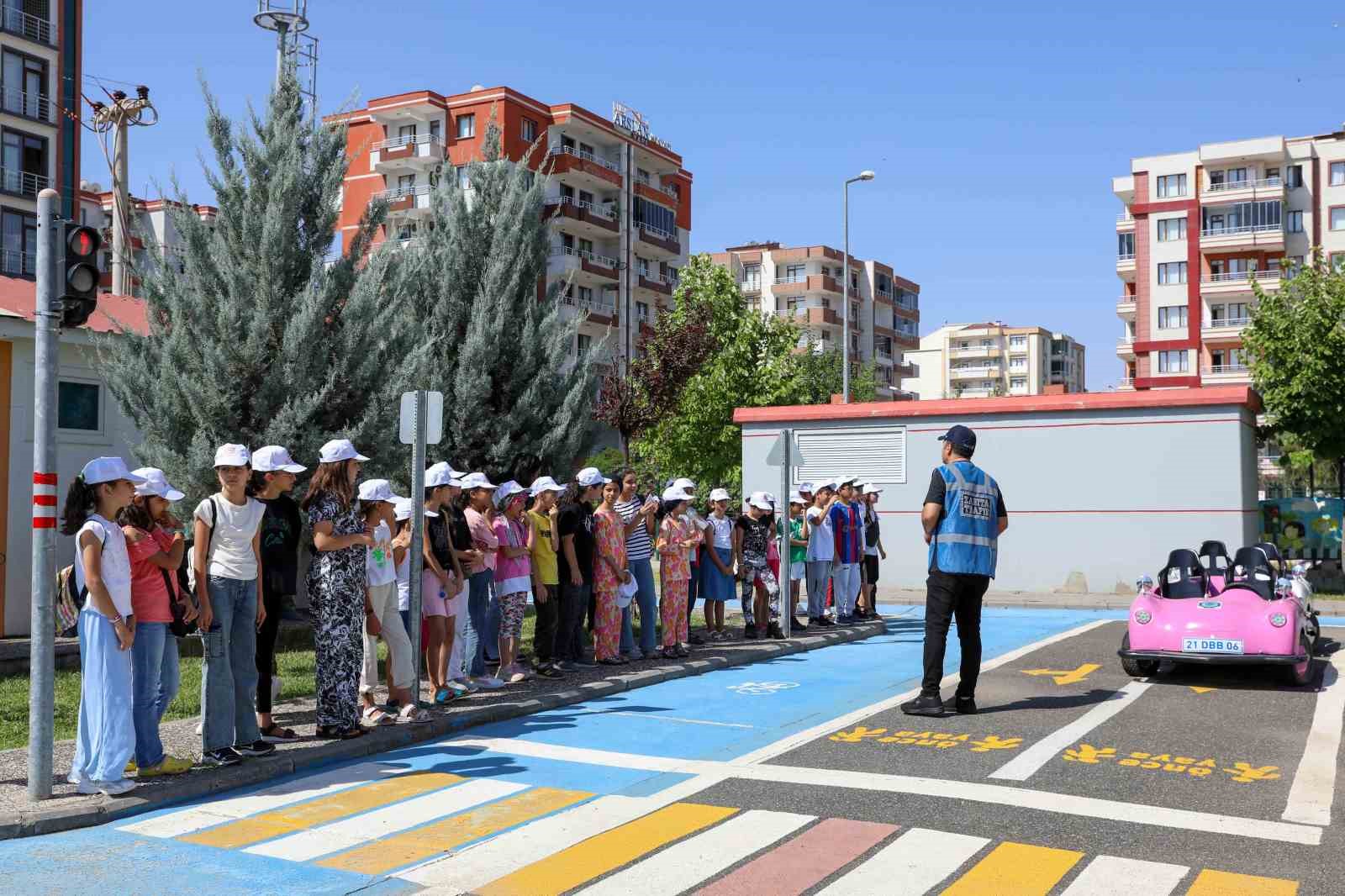 Diyarbakır’da öğrencilere trafik eğitimi
