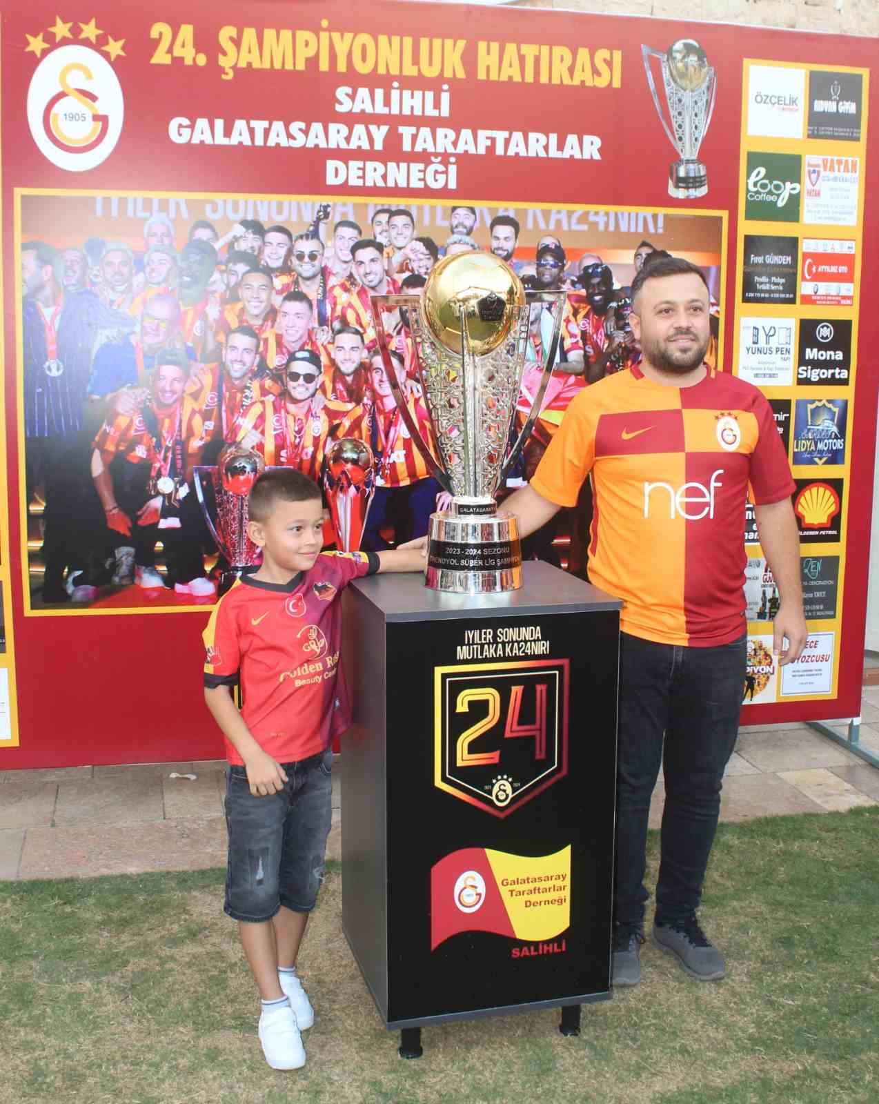 Galatasaray’ın 24. şampiyonluk kupası, Salihli’de taraftarlarla buluştu
