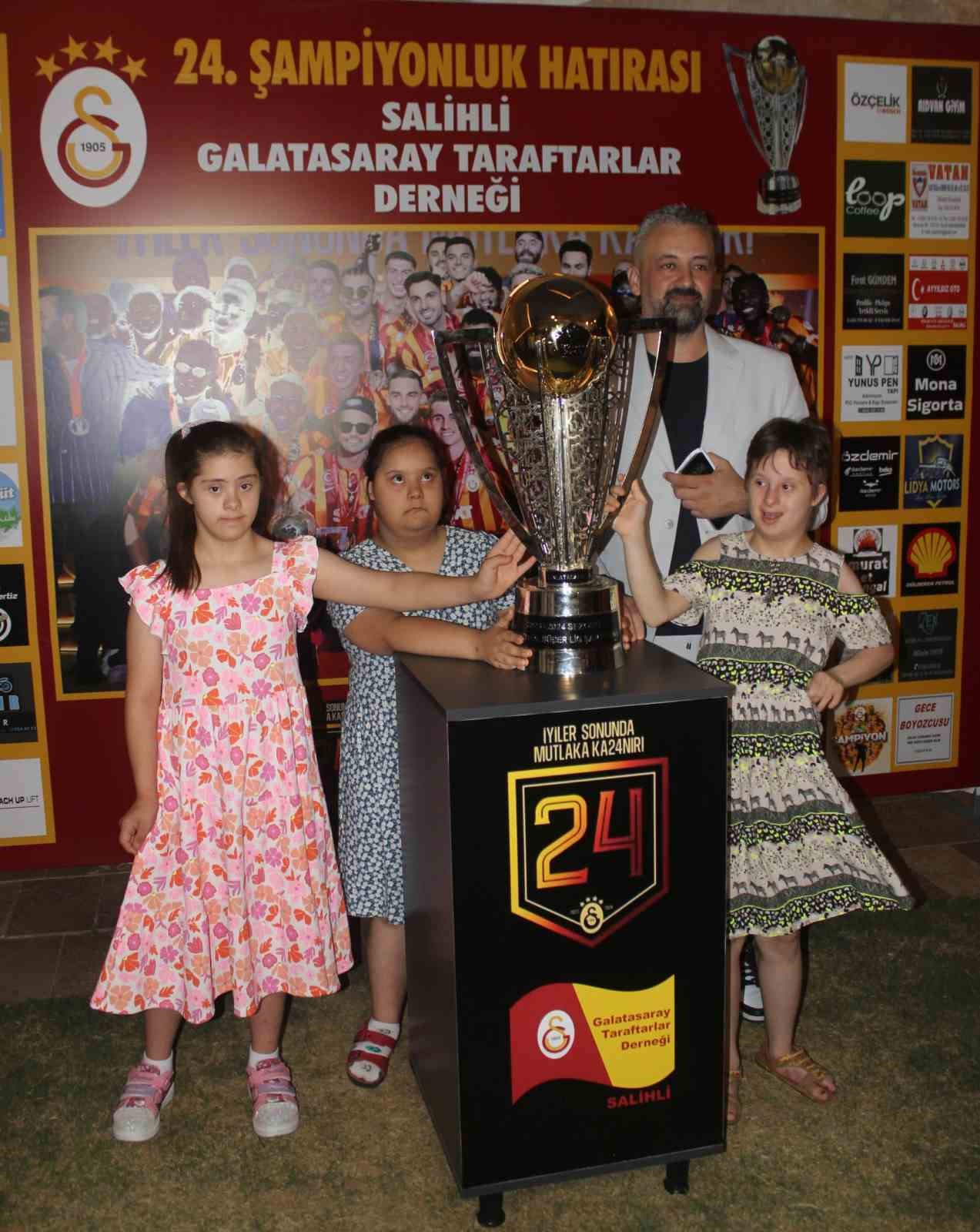 Galatasaray’ın 24. şampiyonluk kupası, Salihli’de taraftarlarla buluştu
