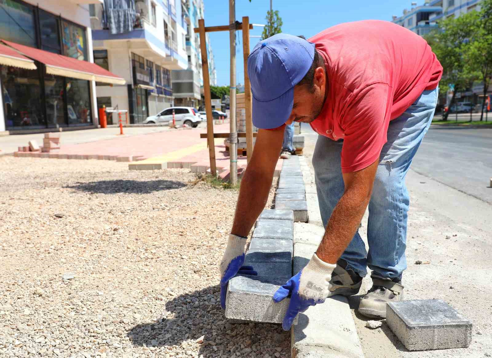 Büyükşehir Mevlana Caddesi’nde kaldırımları yeniliyor
