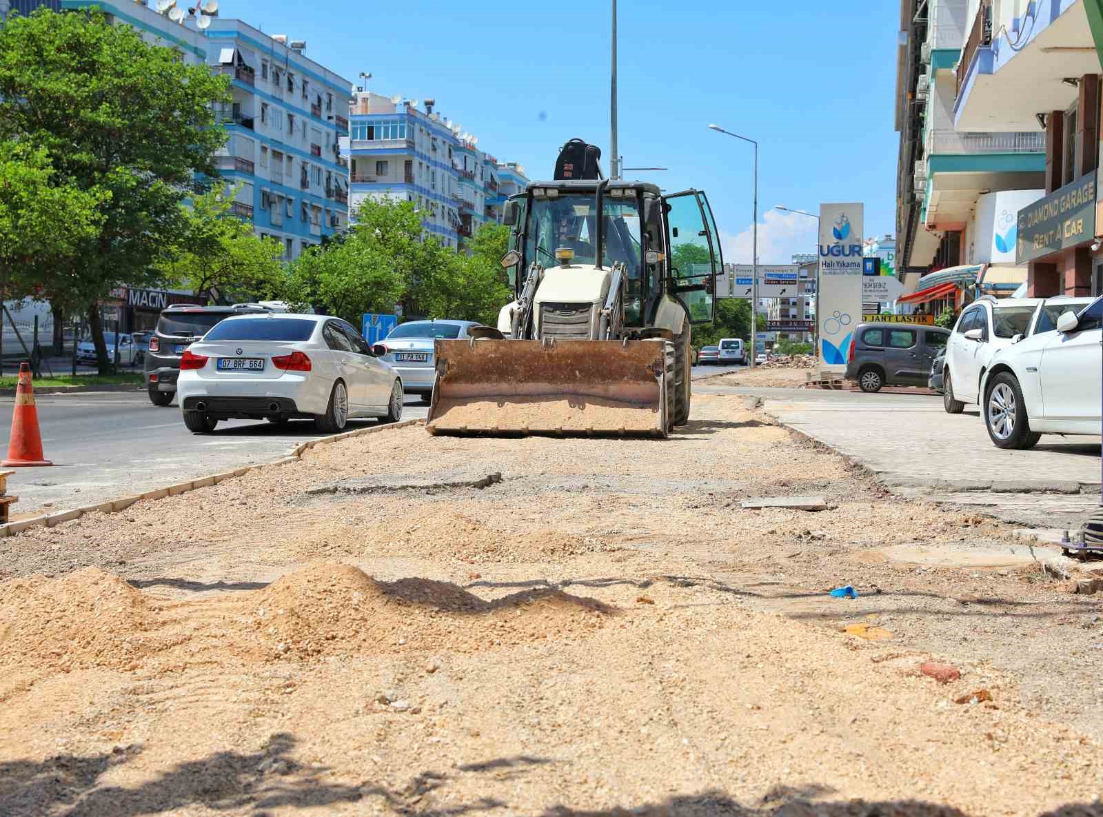 Büyükşehir Mevlana Caddesi’nde kaldırımları yeniliyor
